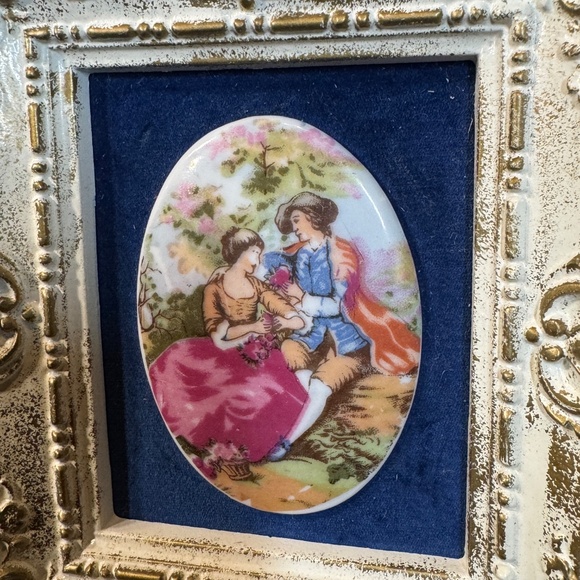 Vintage 70s cameo on blue velvet, white gold plastic frame, Distinctive Creation - Picture 3 of 6